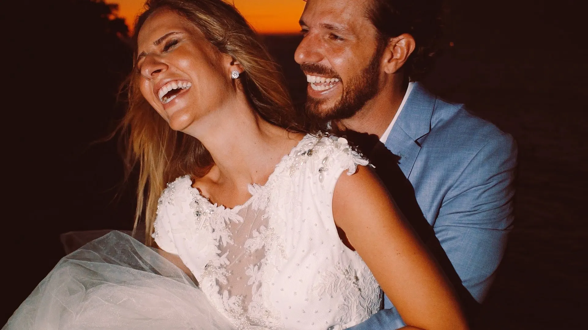 Casal rindo durante o casamento
